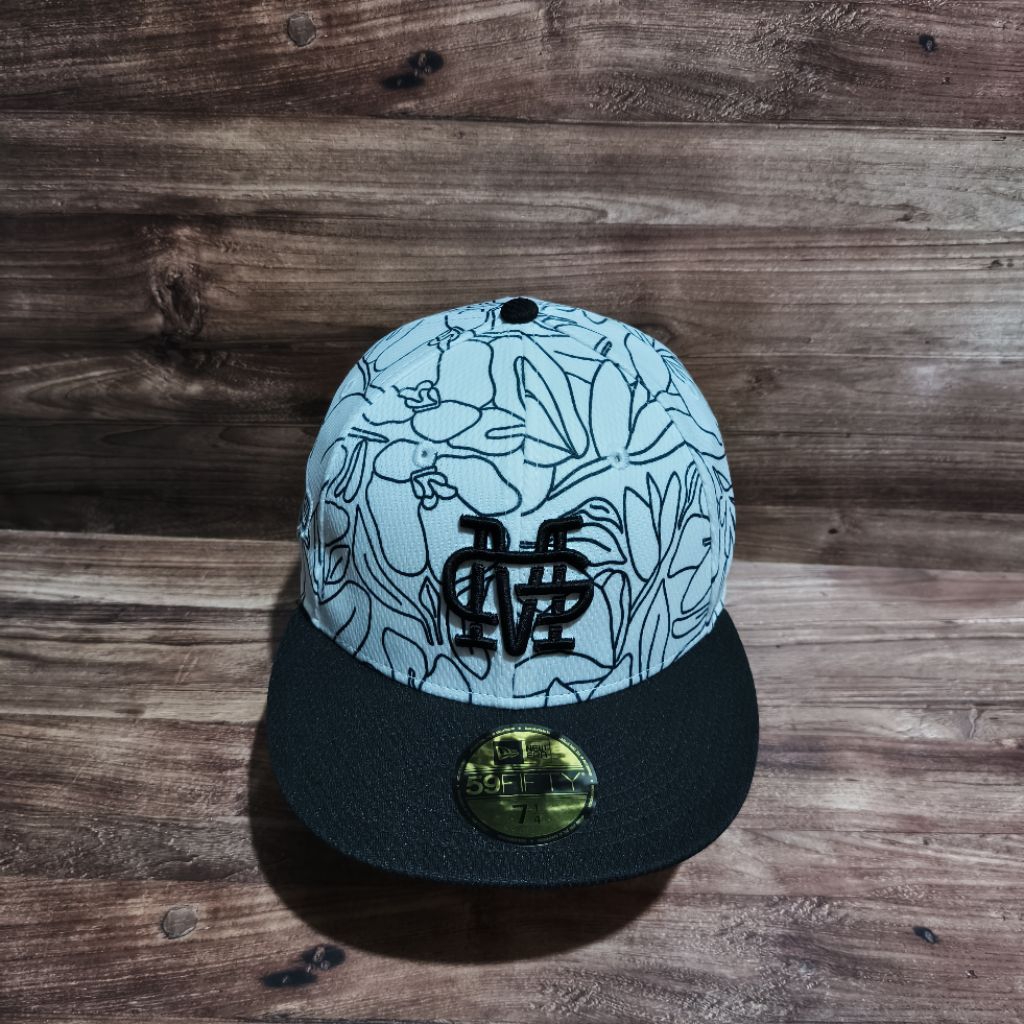 หมวก snapback LMB ยุคใหม่พร้อม motif โลโก้สีขาวและสีดํา