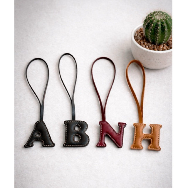 GANTUNGAN Initial Letter Bag Charm กระเป๋าหนังวัวแท้แบบแขวน Letter Muse Lab