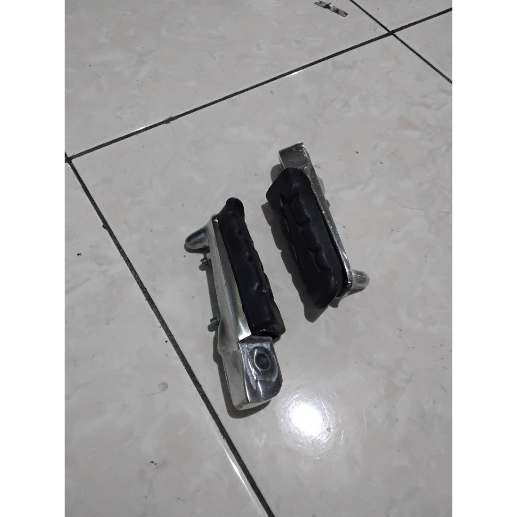 พักเท้าหน้า CBR150R OLD CB150R LED CB ใหม่