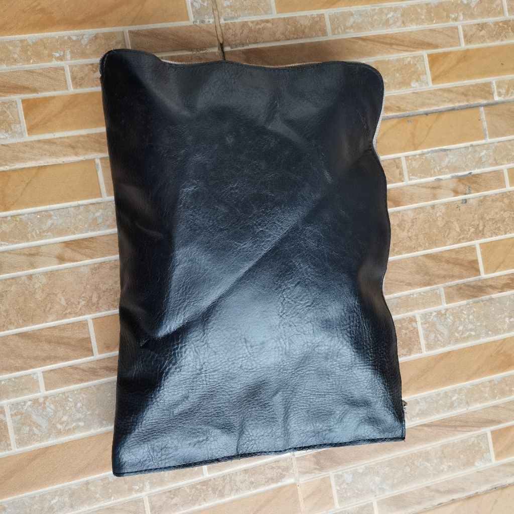 1329. PRELOVED กระเป๋าหนังแท้สีดํา