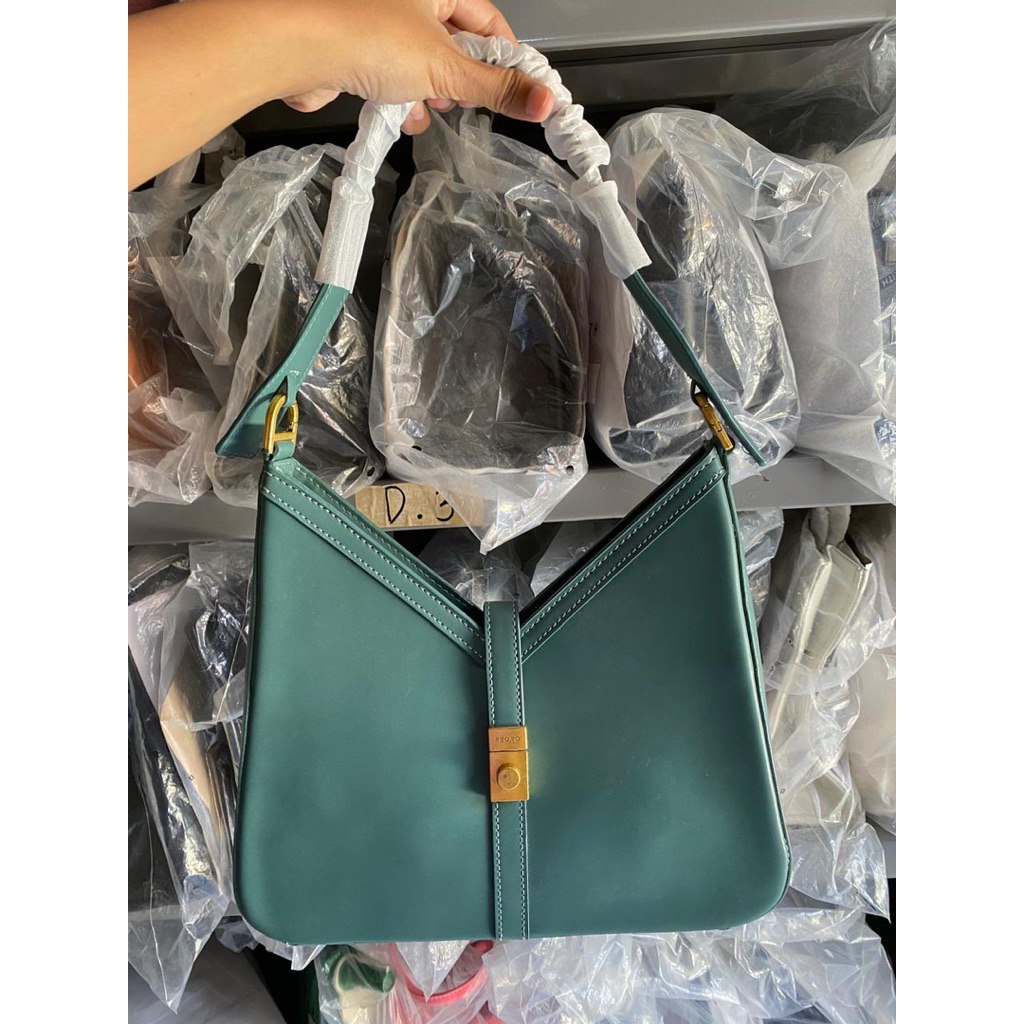 กระเป๋าสะพาย Pedro**