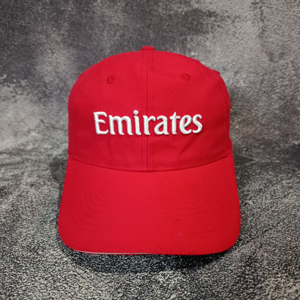 หมวก MERAH Digidegu Fly Emirates สีแดง มีโลโก้ปัก