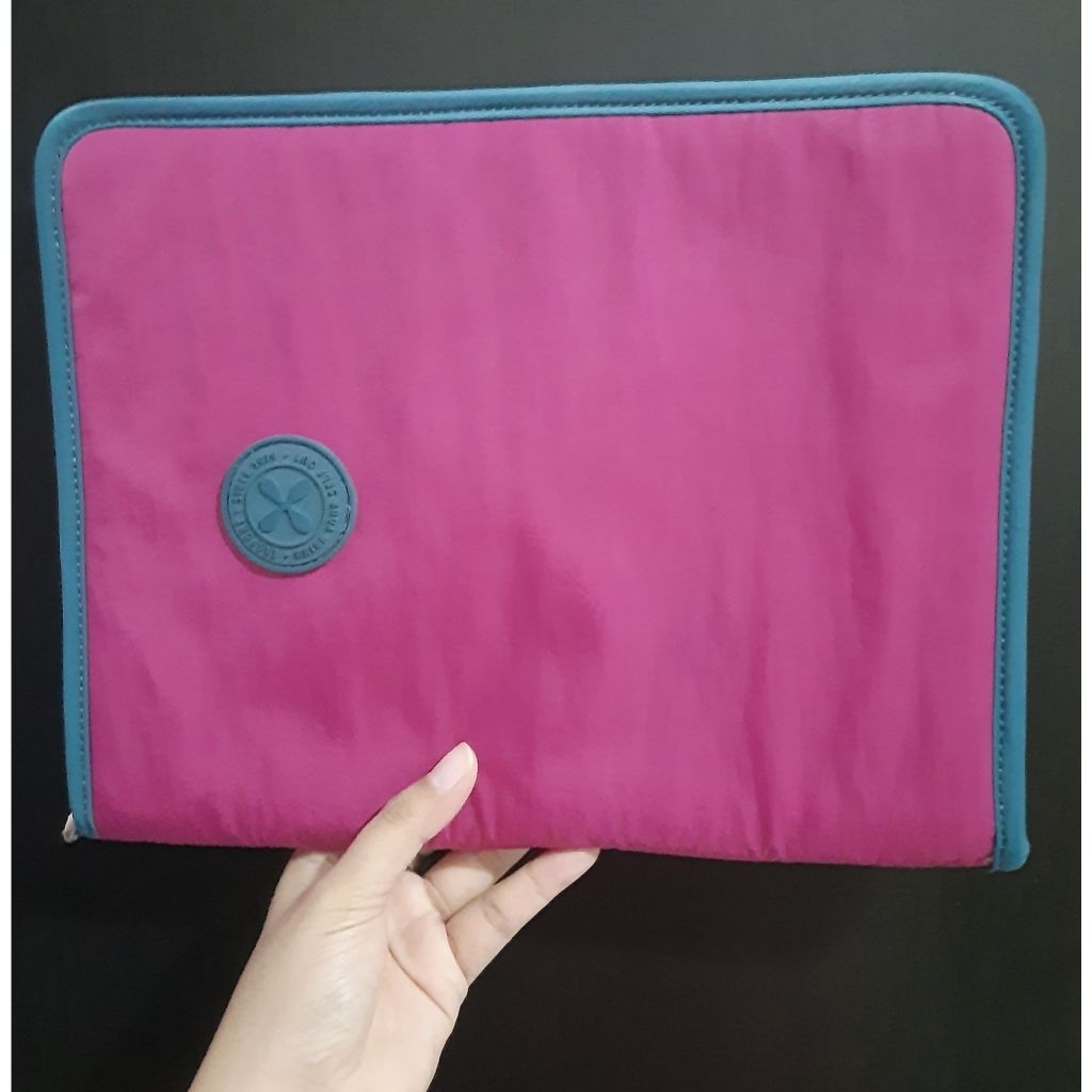 Preloved - Exsport Everyday iPad Compartment Pouch กระเป๋าอเนกประสงค์