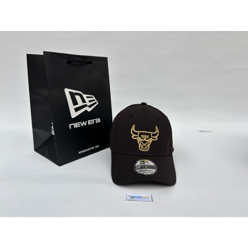 NEW ERA 39Thirty Outlined Chicago Bulls FITTED หมวกดั้งเดิมสีดํา