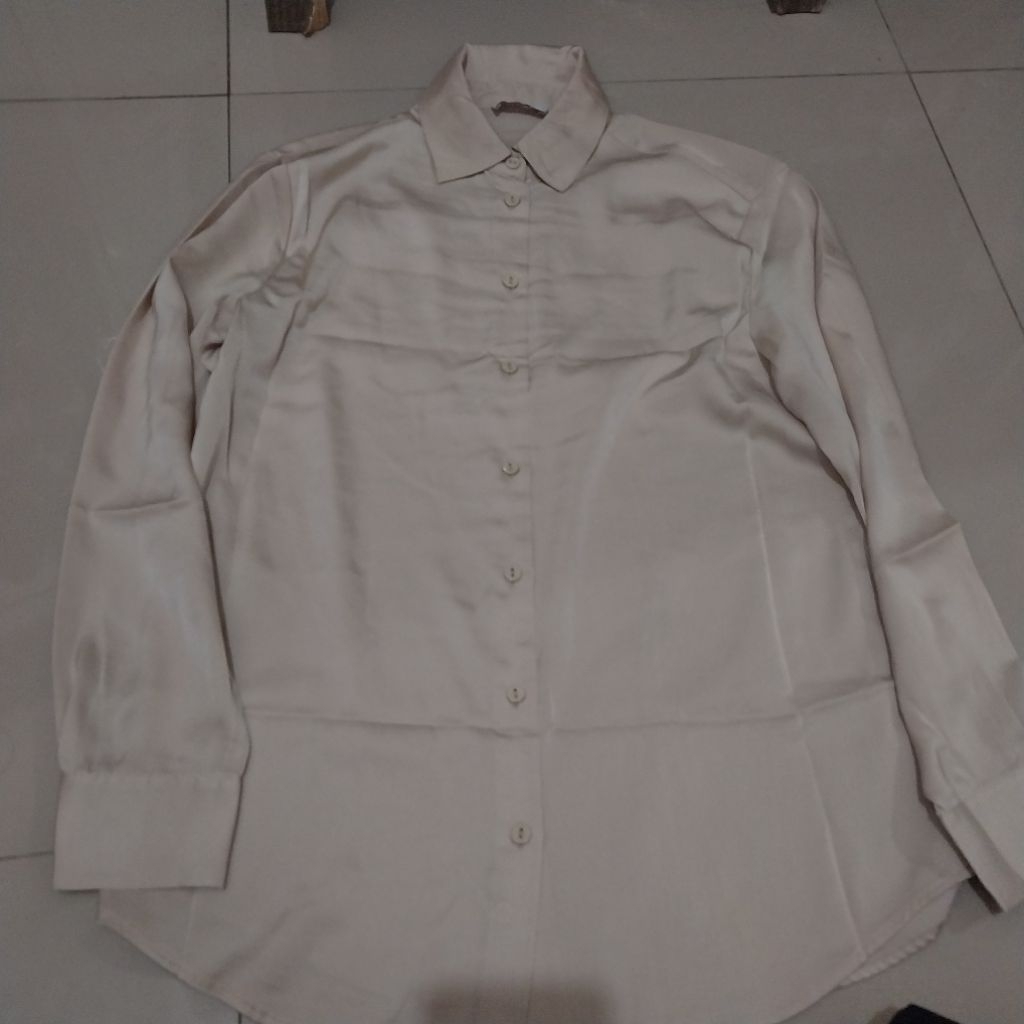 MESHKI เสื้อเชิ้ตผ้าซาตินลิลลี่