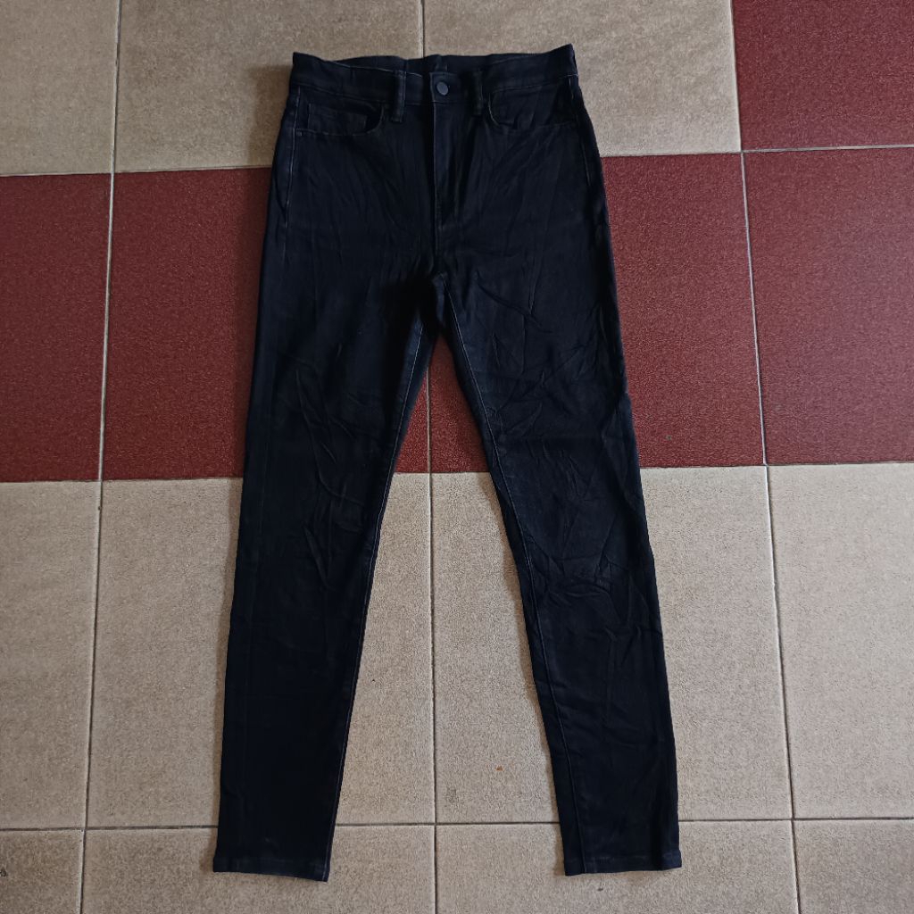 Uniqlo heattech สกินนี่สูง กางเกงยีนส์สีดํา 013