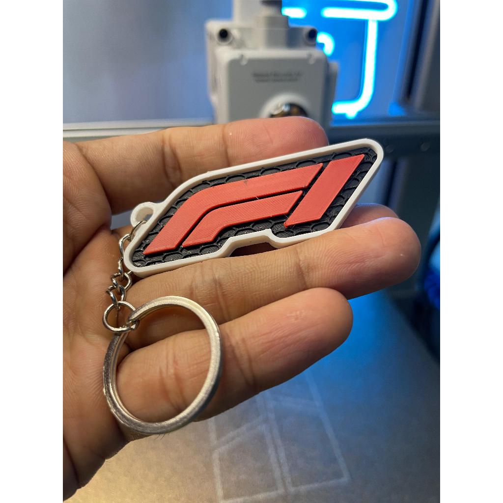 GANTUNGAN สูตร 1 พวงกุญแจ Formula One Premium 3D PRINT ของที่ระลึกของขวัญสูตร 1 โลโก้หลากสีรถแข่ง F1