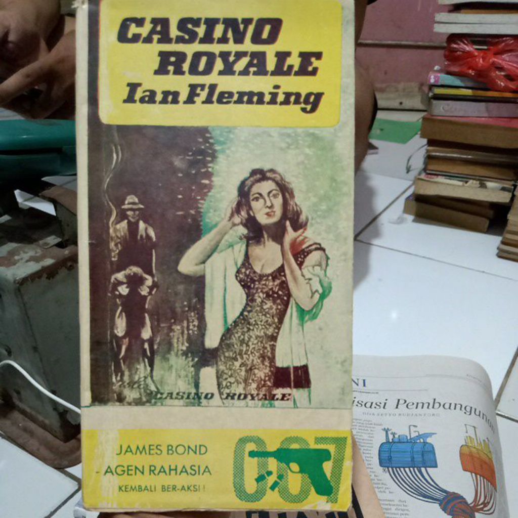 OLD NOVEL CASINO ROYALE IAN FLEMING
