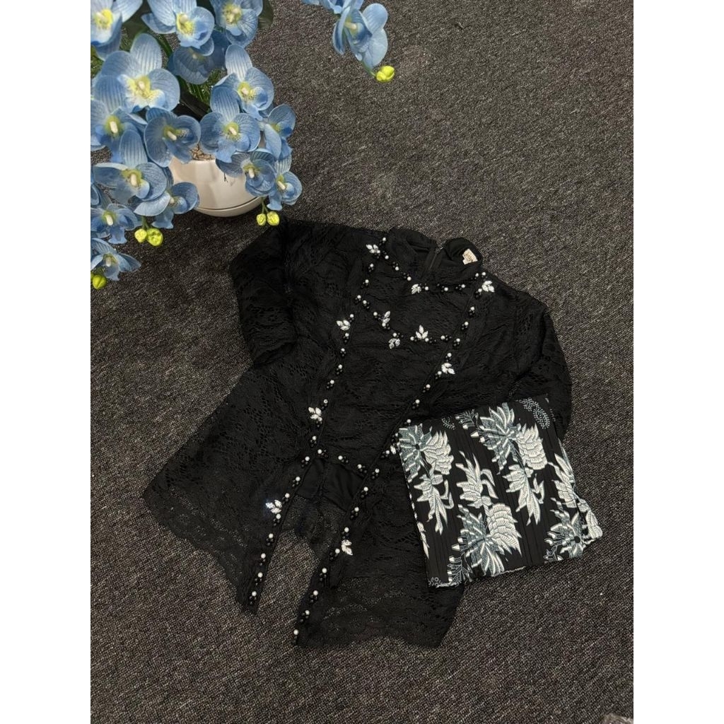 ONE SET OF KUTUBARU CHILDRENS KEBAYA WITH PEARL WITH PEARL WITH WITH WITH PEARLTED PARTY Case Case C