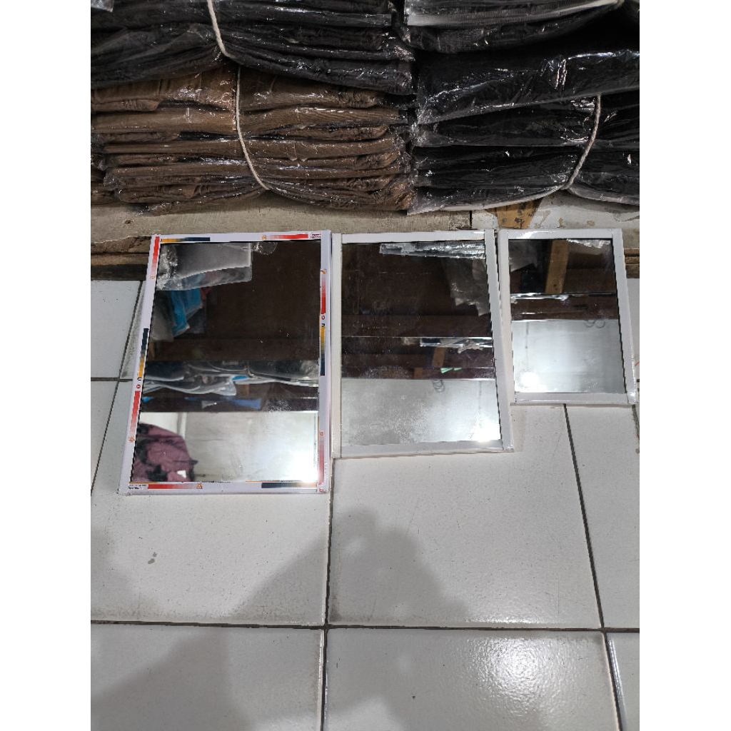 WALL MIRROR / MAKEUP MIRROR / HANGING MIRROR