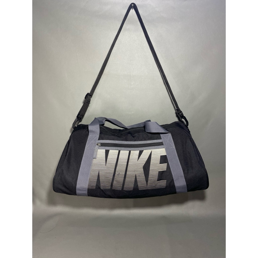 NIKE DUFFEL BAG/ NIKE DUFFLE BAG/ NIKE SPORTS BAG/ NIKE TRAVEL BAG/ NIKE VTG DUFFEL BAG / กระเป๋ายิม