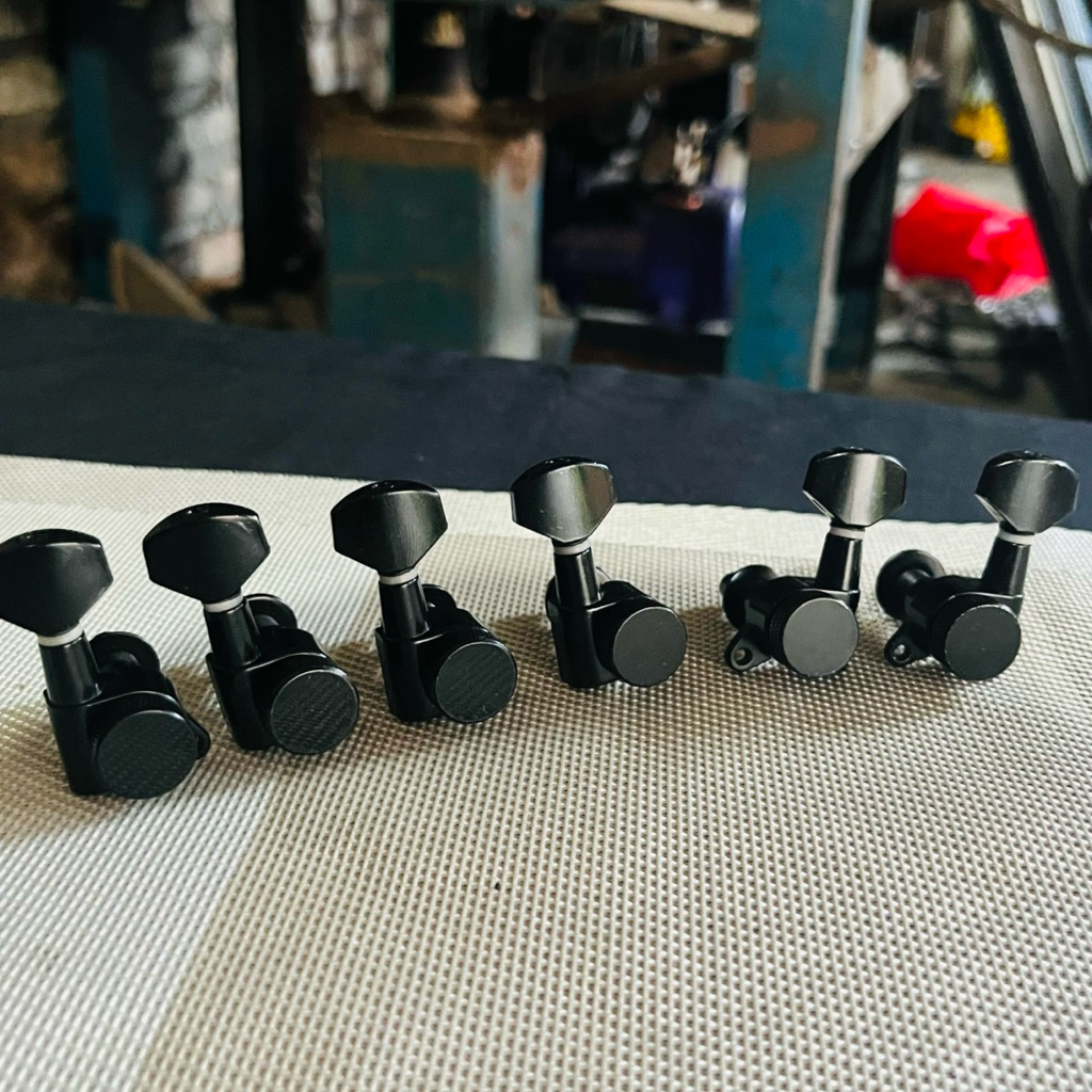 ล็อคเครื่องเป่าจูนเนอร์กีตาร์ 4x2 JP sterling by musicman สีดําดั้งเดิม