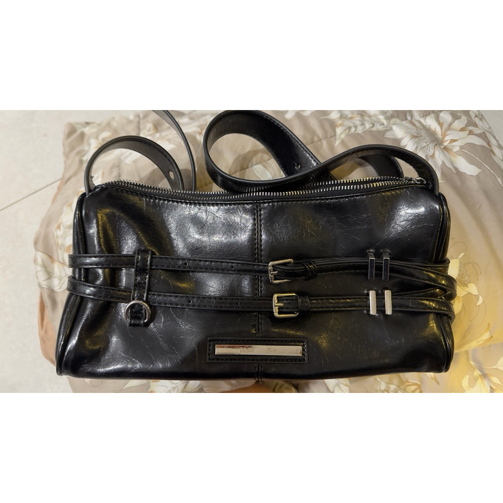 Matin kim กระเป๋าสะพายข้างสีดํา