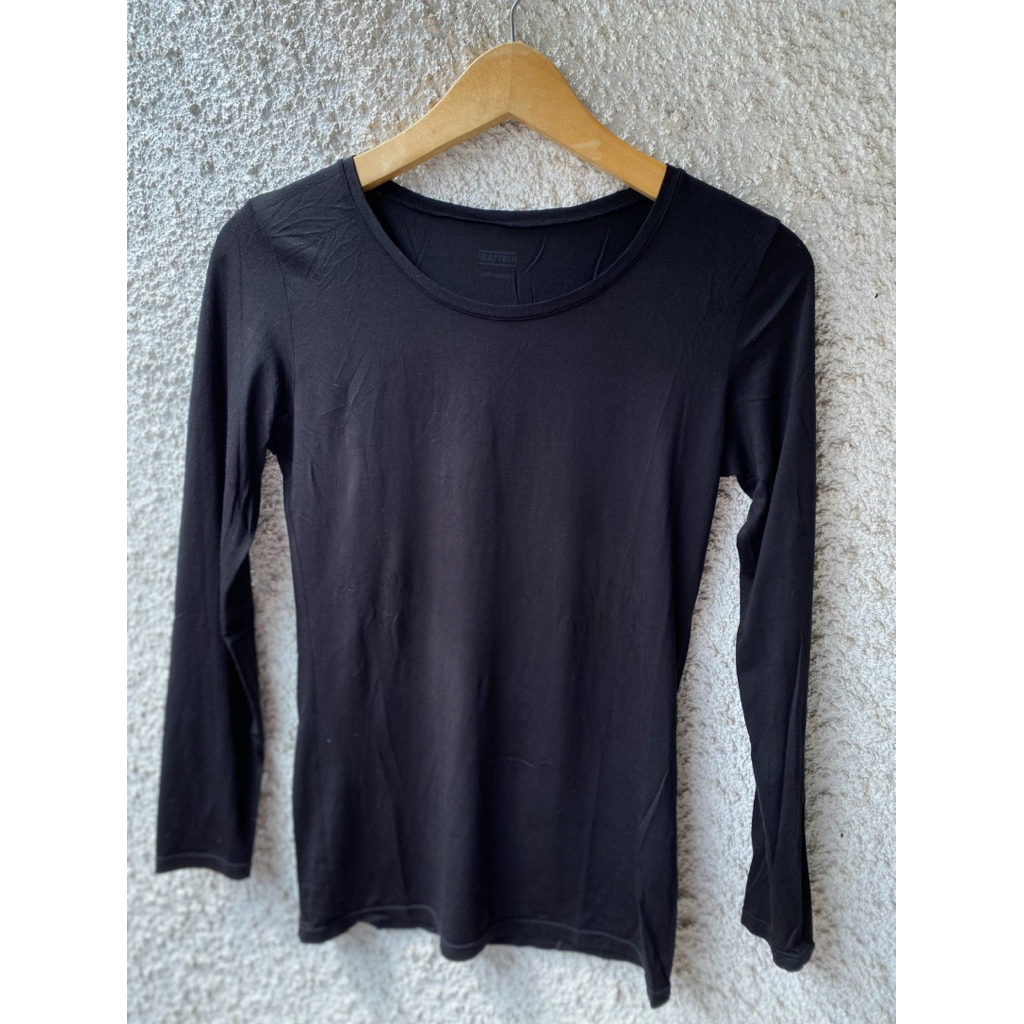 เสื้อยืด UNIQLO HEATECH สีดํา