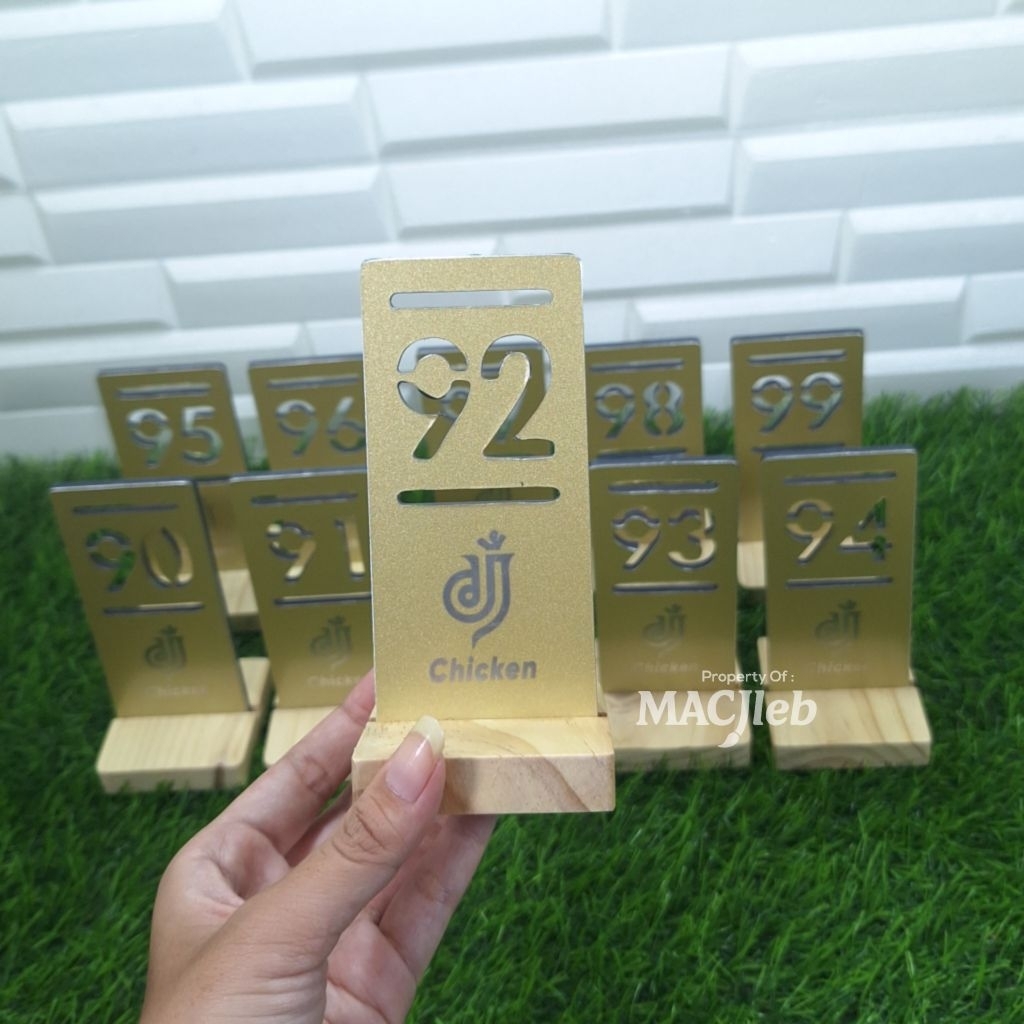 โลโก้แกะสลักแบบกําหนดเองหมายเลขโต๊ะทองอลูมิเนียม ACP