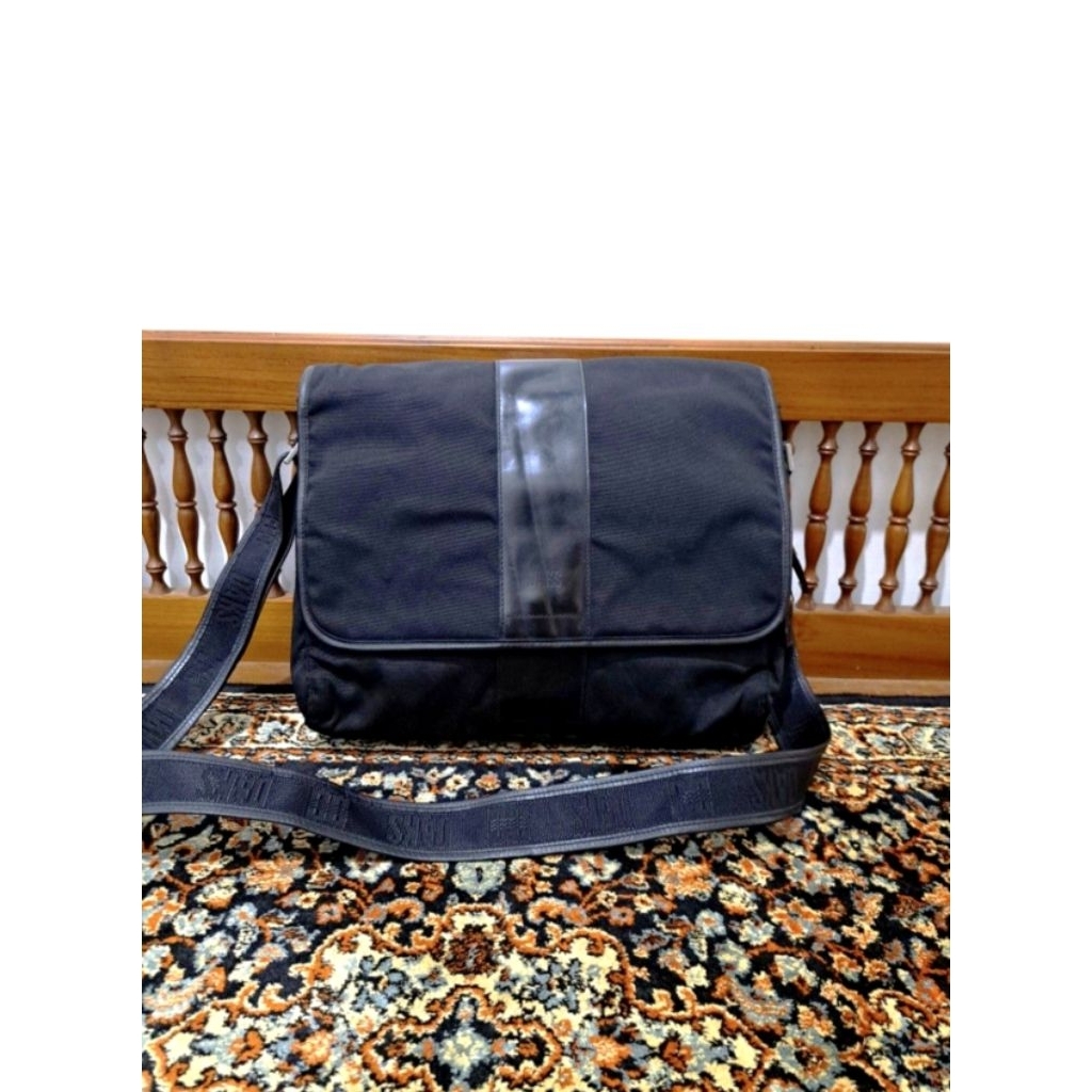 กระเป๋าสะพายข้าง Black london daks