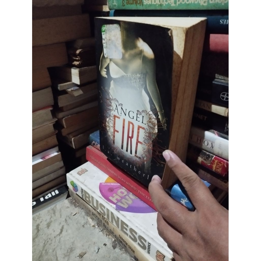 Angel fire I. a. หนังสือนวนิยายสภาพอากาศ