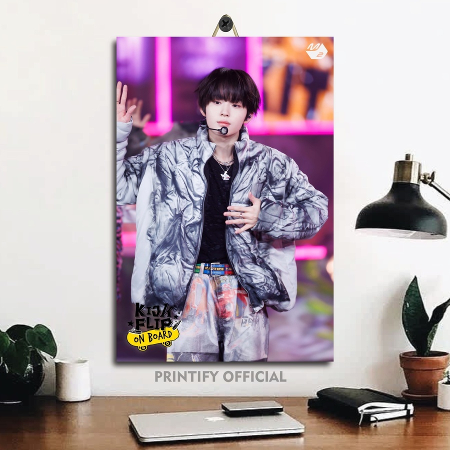 โปสเตอร์ห้อง Kpop Kickflip Donghwa / Printify อย่างเป็นทางการ / จอแสดงผลห้องเด็กผู้ชาย / L3J|SNP5