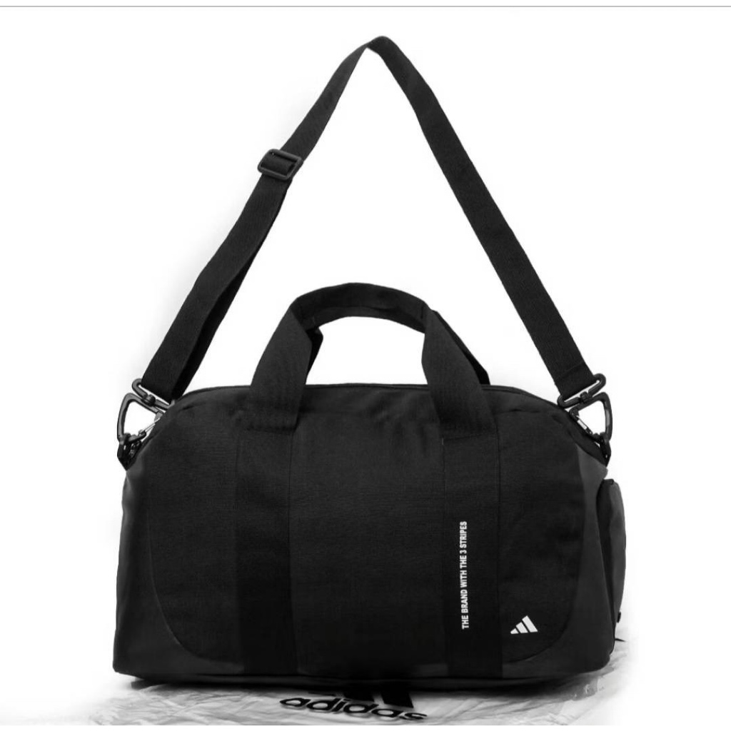 ADIDAS SIDE LOGO BASIC DUFFLE BAG ORIGINAL BLACK BAGS / DUFFLE BAG สําหรับผู้ชายและผู้หญิง / กระเป๋า