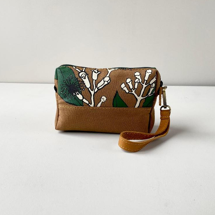 กระเป๋าอเนกประสงค์ Clove Mocca Canvas Living