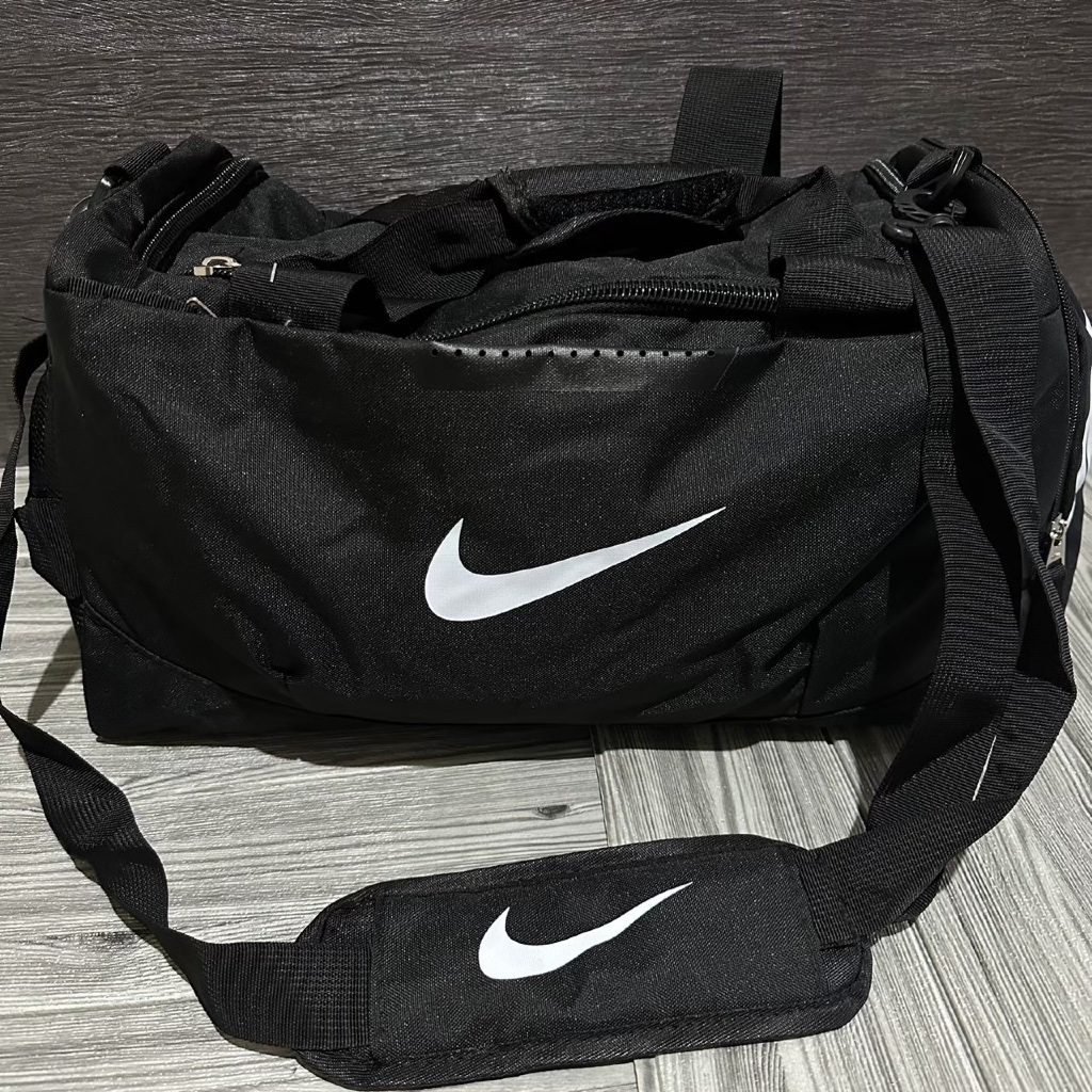 NIKE FONT BASIC DUFFLE BAG ORIGINAL MODEL BLACK BAGS / GYM DUFFLE BAG สําหรับผู้ชายและผู้หญิง / DUFF