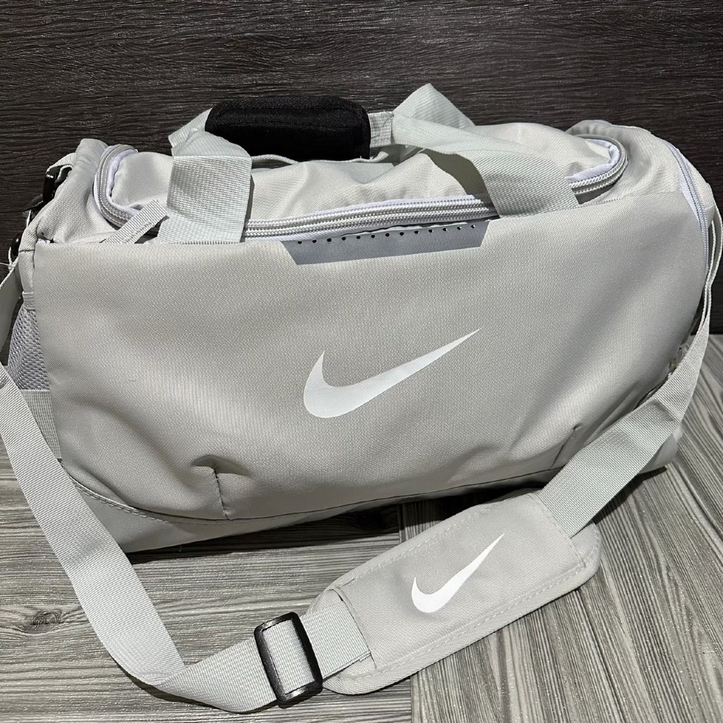 NIKE BASIC FONT ORIGINAL GREY BAGS DUFFLE BAG / GYM TRAVEL BAG สําหรับผู้ชายและผู้หญิง / กระเป๋าเดิน