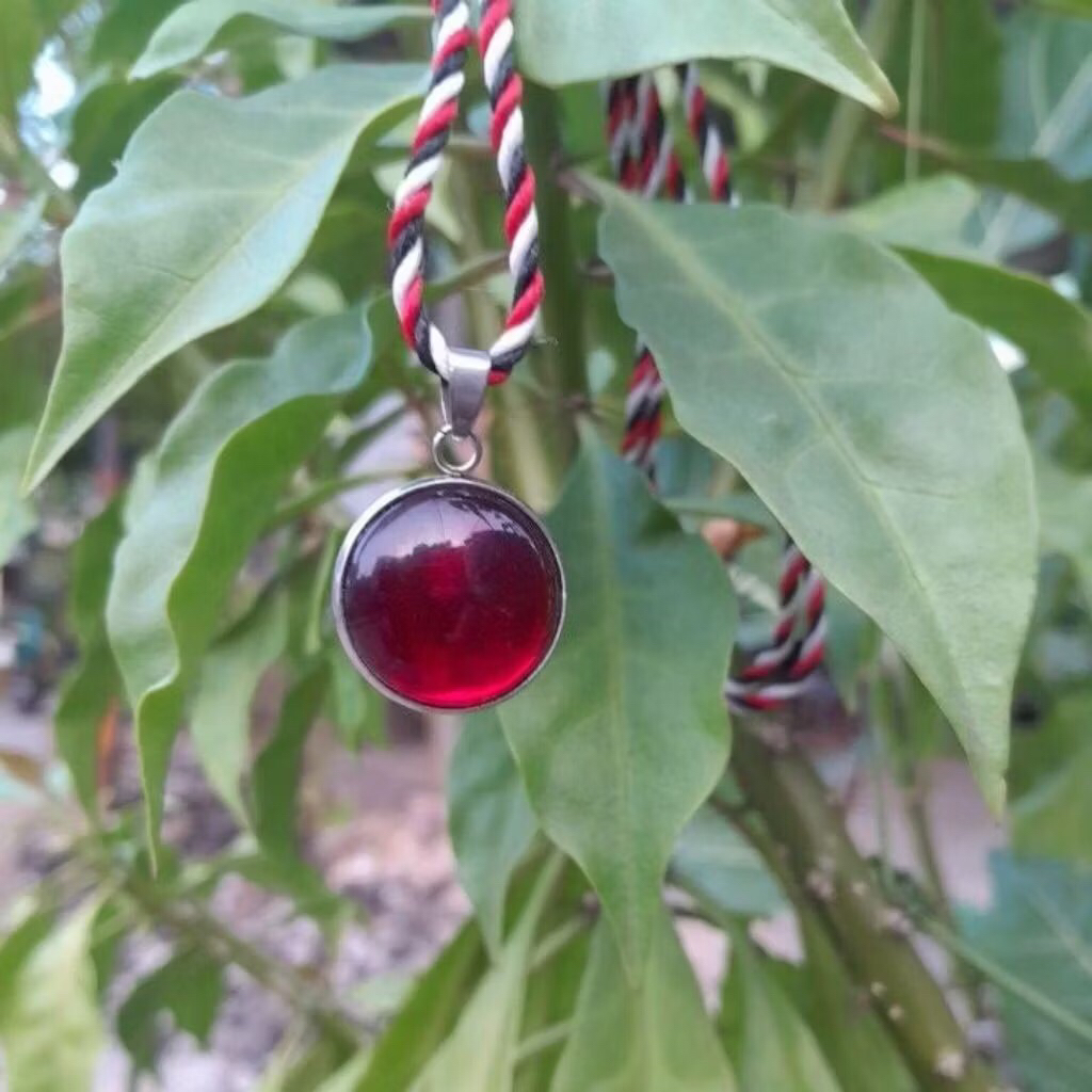 MERAH TRIDATU สร้อยคอพร้อมหินสีแดง SIEM ROUND DIM 18 MM