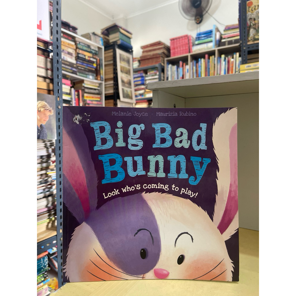 บิ๊กแบดบีนี่ดูที่กําลังจะเล่นเมลนี่จอยซ์ maurizia rubino หนังสือ