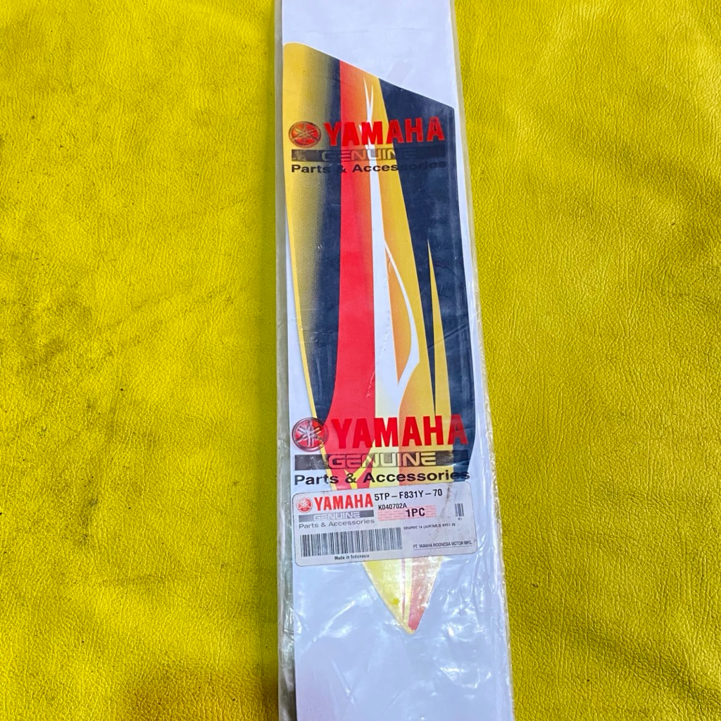 สติ๊กเกอร์ปีกด้านนอกขวา Striping สําหรับ yamaha jupiter z 2004 สีเหลือง original YGP 5TP-F831Y-70