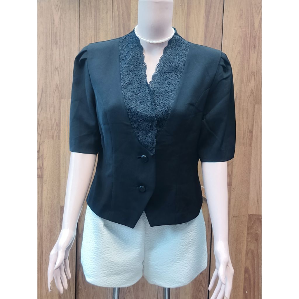 กึ่งเบลเซอร์สีดํา เสื้อคอลูกไม้ ก่อน❤. รหัส: PL 504