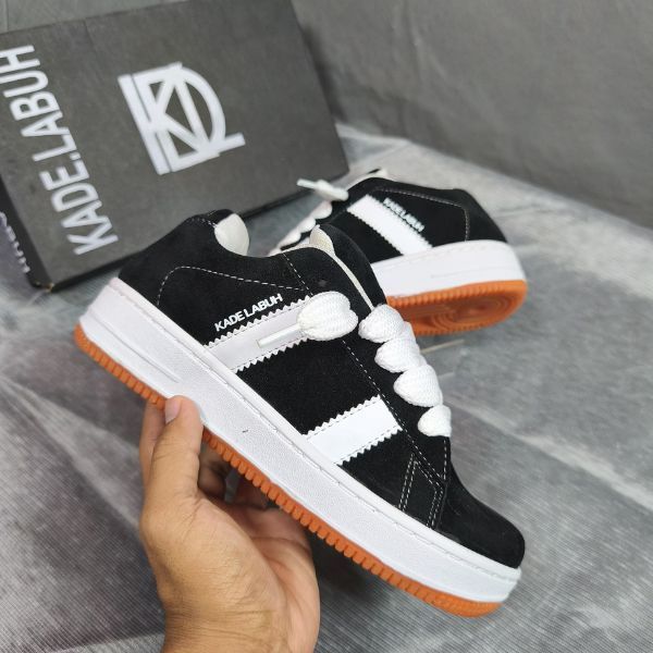 LOKAL KDL - รองเท้าหนังกลับแบรนด์ท้องถิ่น KADE.LABUH รองเท้าผ้าใบหมากฝรั่งสีดําคลาสสิกรองเท้าลําลองล