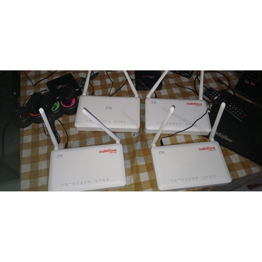 4 ยูนิตของเราเตอร์ ZTE ZXHN F670L พอร์ตสีน้ําเงิน