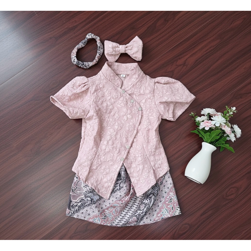 JAANGGAN JAGUAR CHILDRENS KEBAYA SET FREE SHORT-SLEEVED EMBOSED RIBBON HEADSET By Kebaya Local.id | 