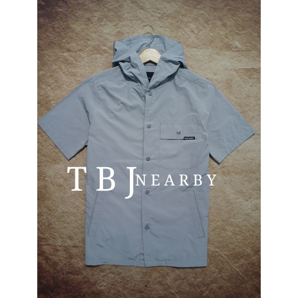 เสื้อเชิ้ตแขนสั้นมีฮู้ด TBJ NEARBY มือสอง