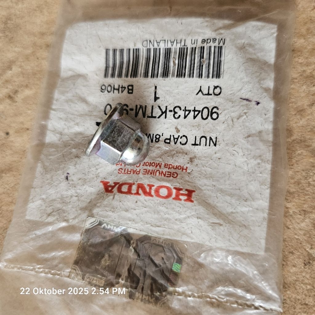 น๊อตฝา 8 มม. สําหรับ honda supra X125 Fi New. 90443-KTM-970