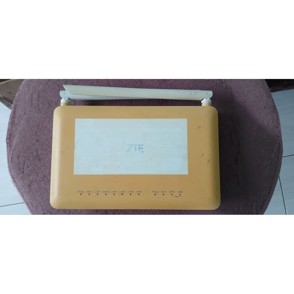 เราเตอร์ ZTE ZXHN F670L จํานวน 1 เครื่อง พร้อมพอร์ตสีน้ําเงิน สีเหลืองและแตกในเสาอากาศ 1 ตัว