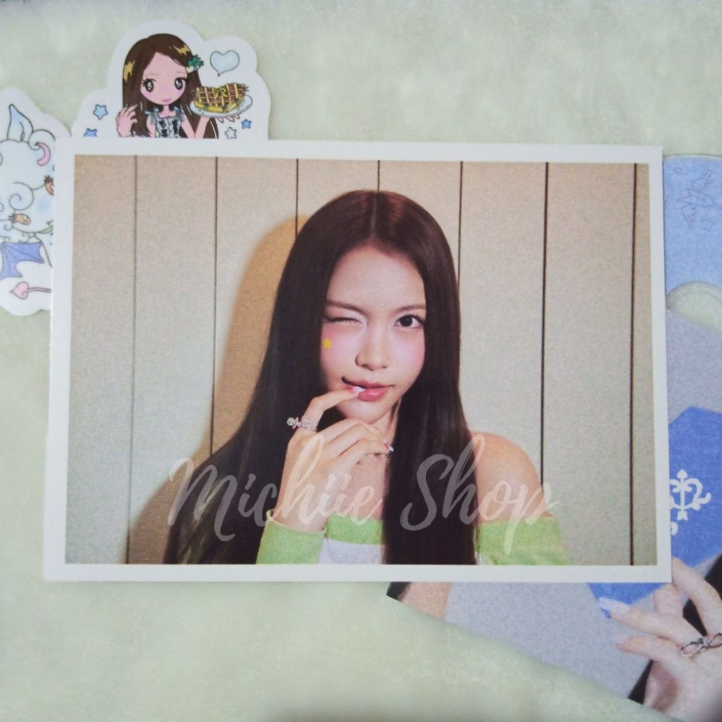 โปสการ์ด Hearts2Hearts Carmen Focus Rule เวอร์ชันหนังสือ | Carmen Postcard (A) Focus Rule Book อย่าง