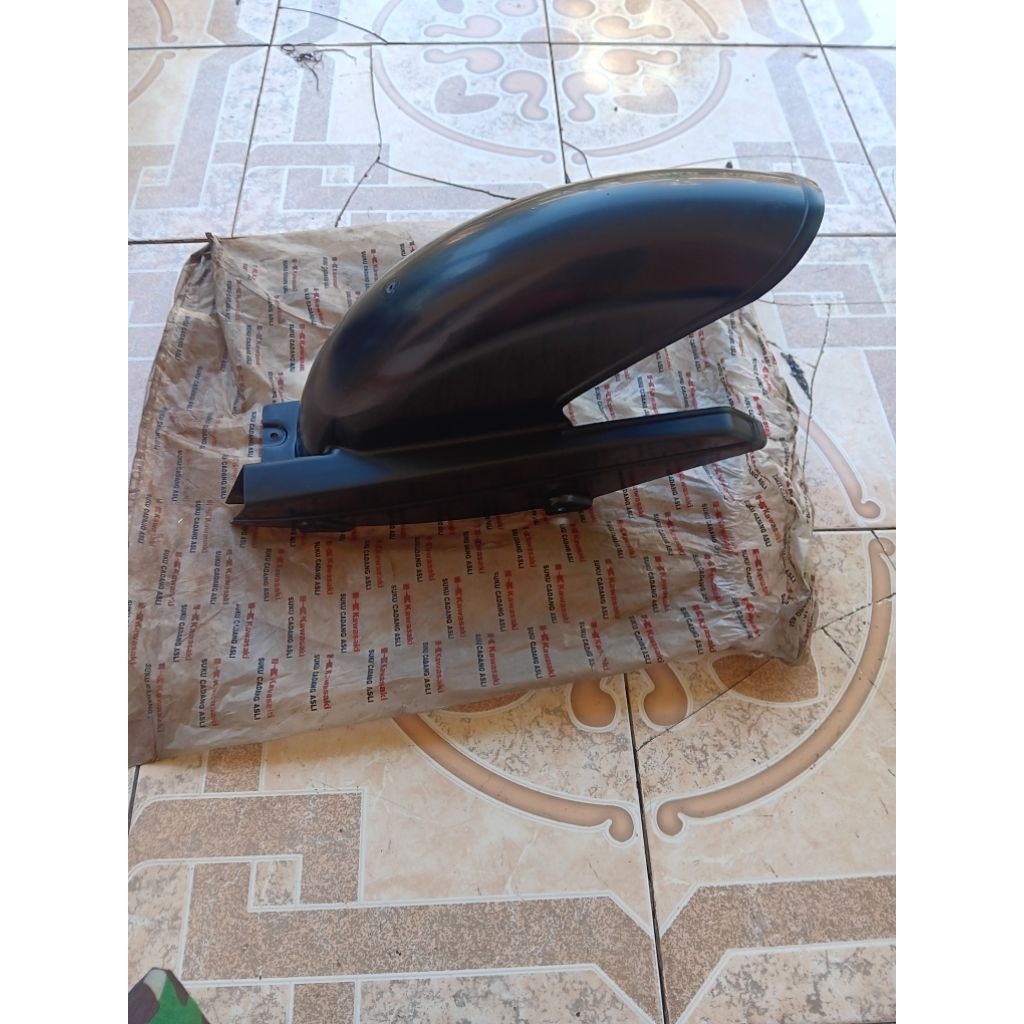 บังโคลนหลังใต้ kawasaki Ninja r 150 Ninja ss 150 เดิม