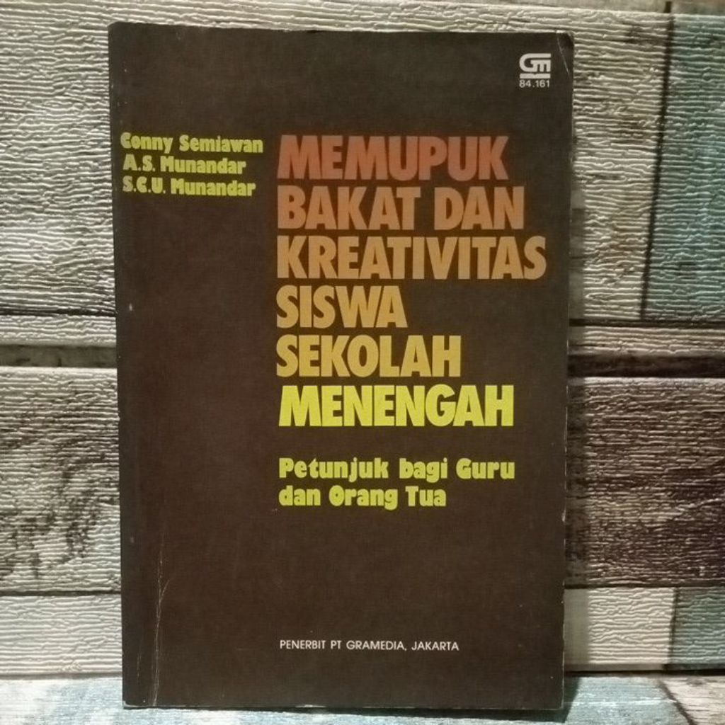 หนังสือเก่า 1984 นักเรียนมัธยมปลายที่เกี่ยวข้อง