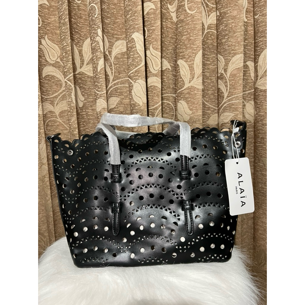 Alaia Medium Bag - สีดํา