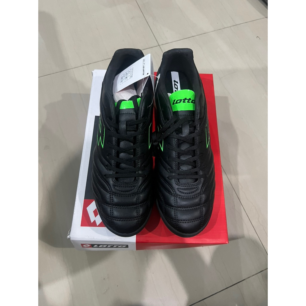 รองเท้าฟุตซอล Lotto Stadio 705 สีดํา/เขียว ของแท้ 100%