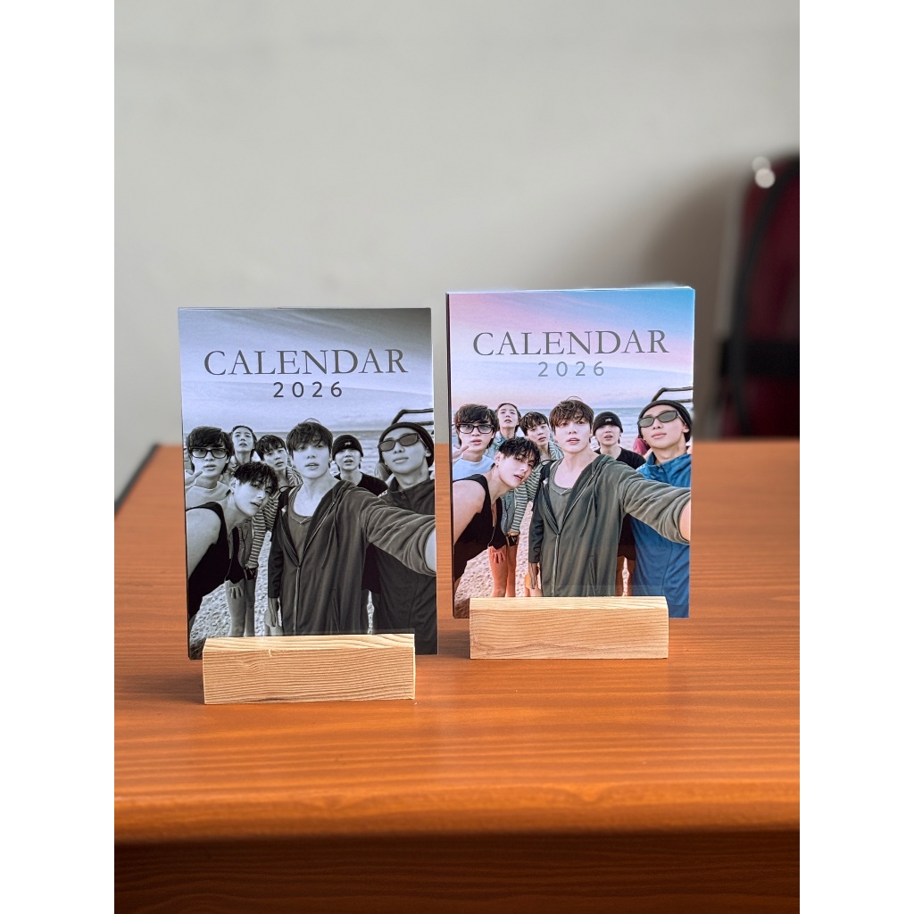 BTS 2026 ขาตั้งไม้ตั้งโต๊ะ CALENDAR