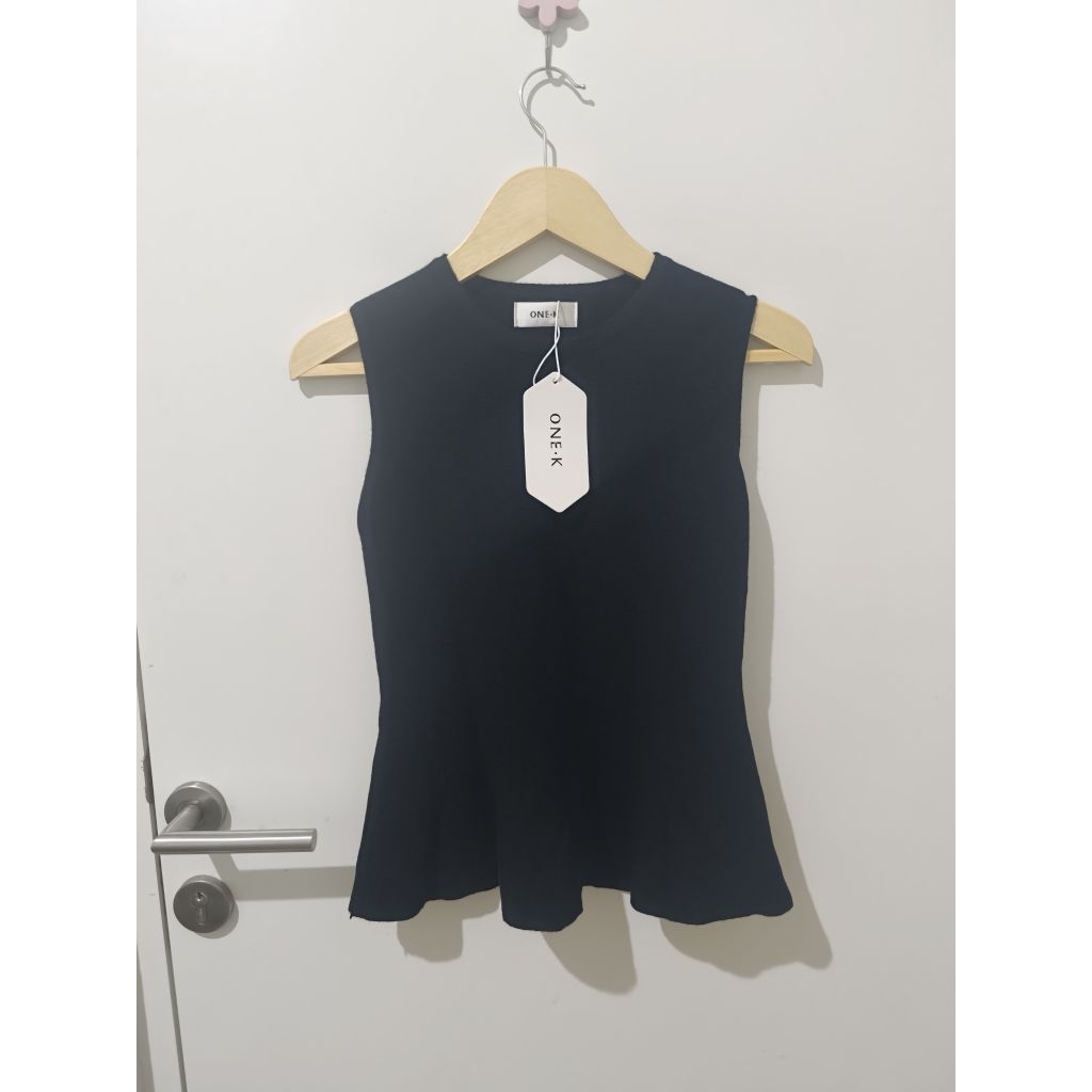 ONE-K เสื้อถัก Peplum แขนกุดเกาหลี นําเข้า กทม./BKK สีดํา