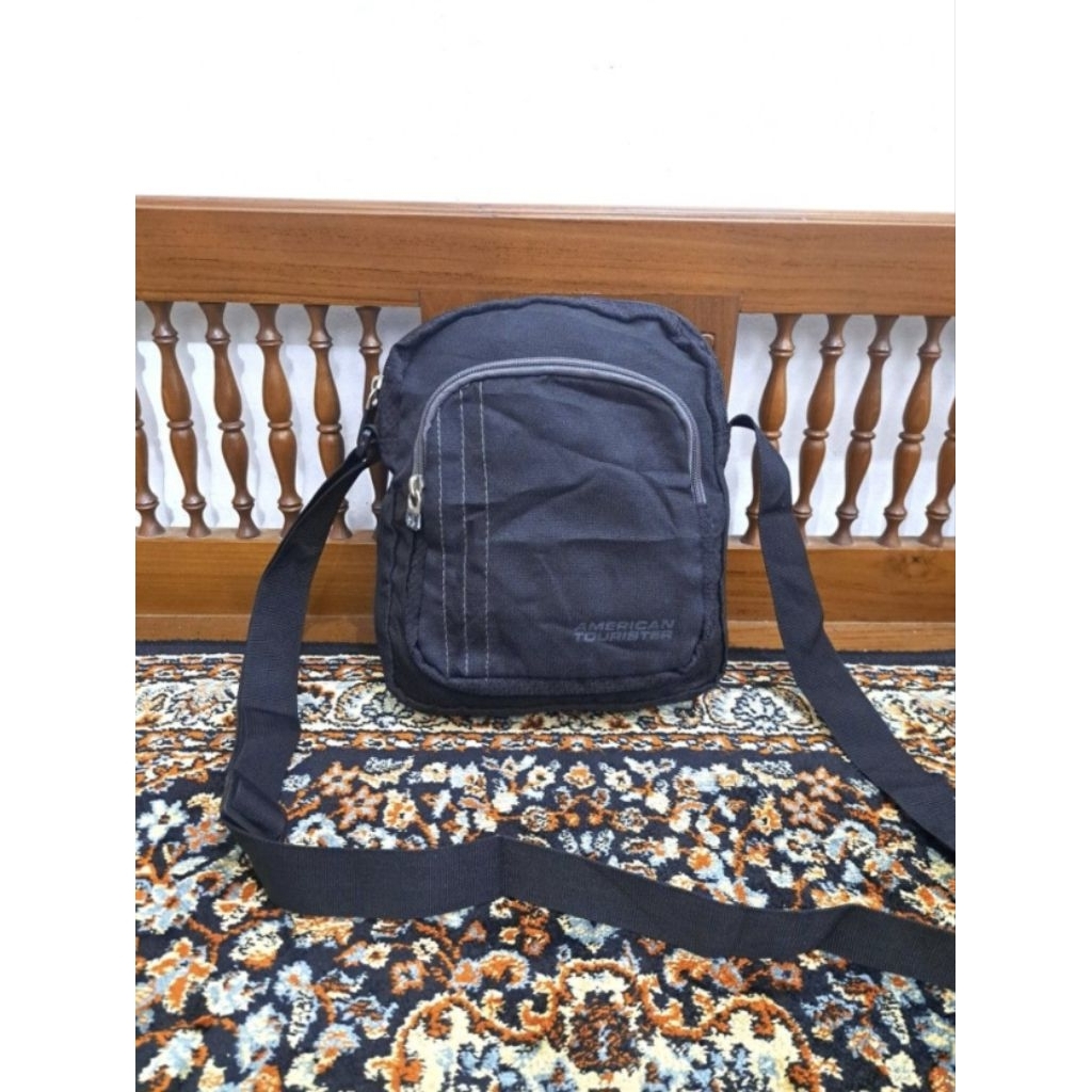 กระเป๋าสะพายข้าง American tourister