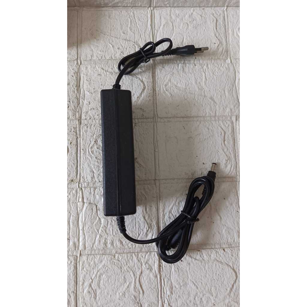 AC/DC OUTPUT ADAPTER: DC12V 2000mA MODEL: 1220 INPUT: AC100V ~ 240V 50-60Hz