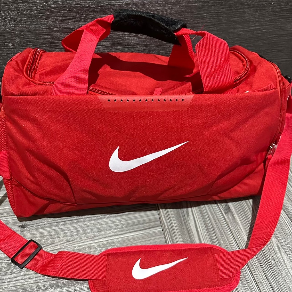 NIKE BASIC FONT ORIGINAL RED BAGS GYM DUFFE BAG / DUFFLE BAG สําหรับผู้ชายและผู้หญิง / กระเป๋าเดินทา