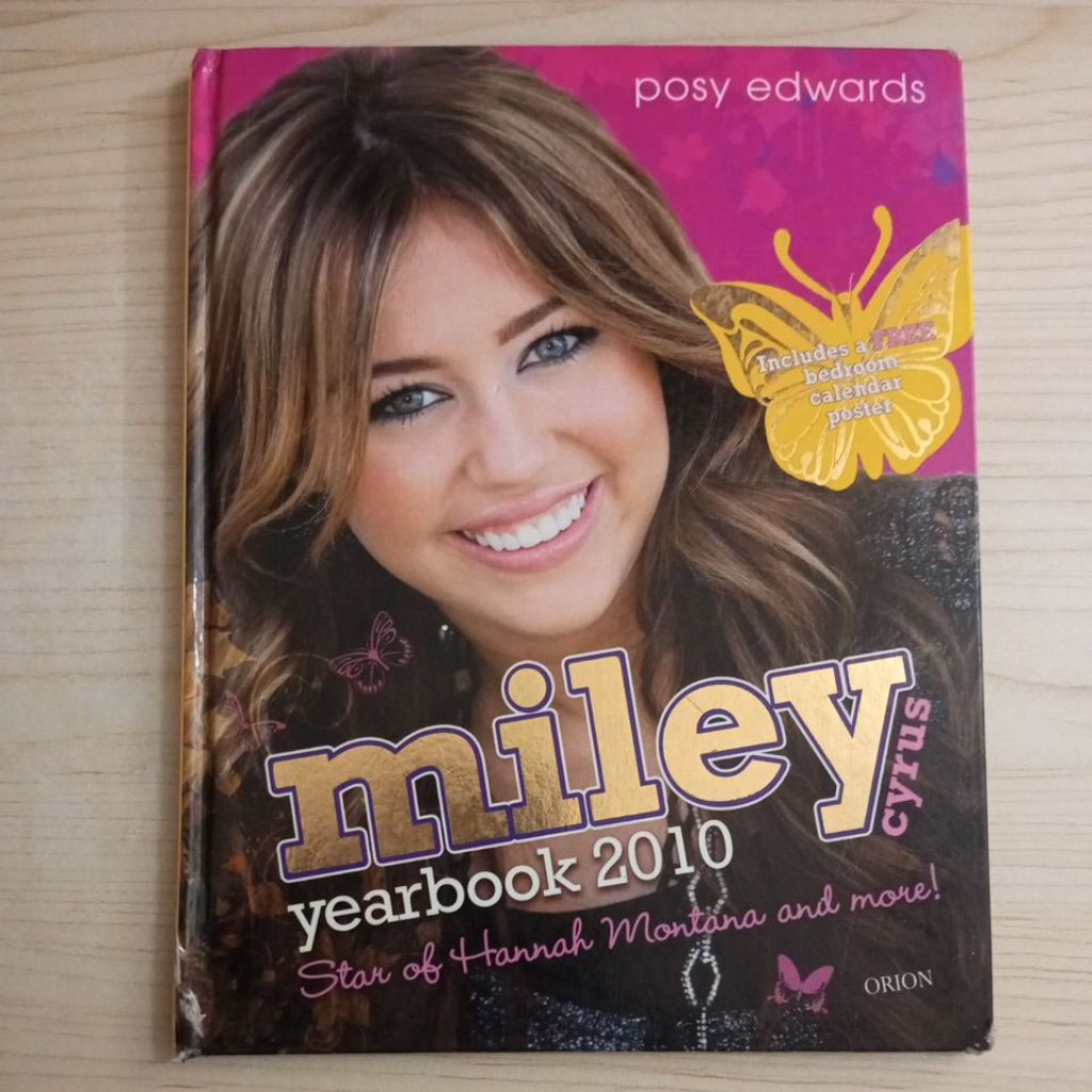 MILEY CYRUS YEARBOOK 2010 โดย POSY EDWARDS