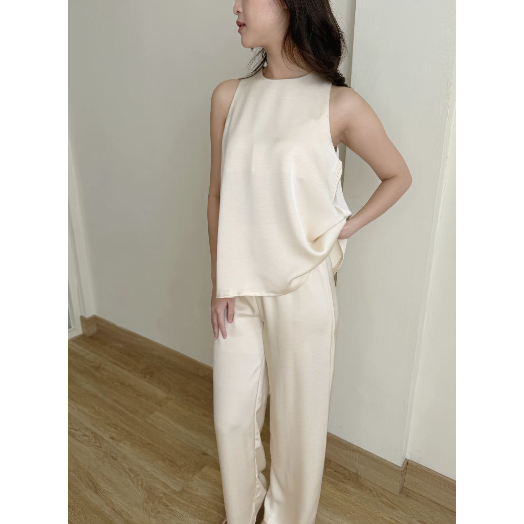 LOULOU - Bailey Satin Top & Sorre Satin Pants ในครีม