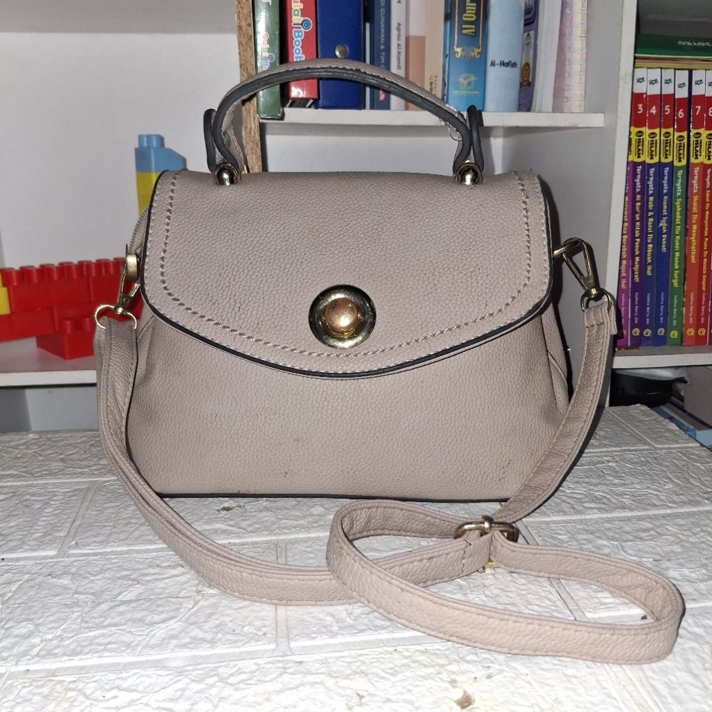 กระเป๋าสะพาย Preloved Cream