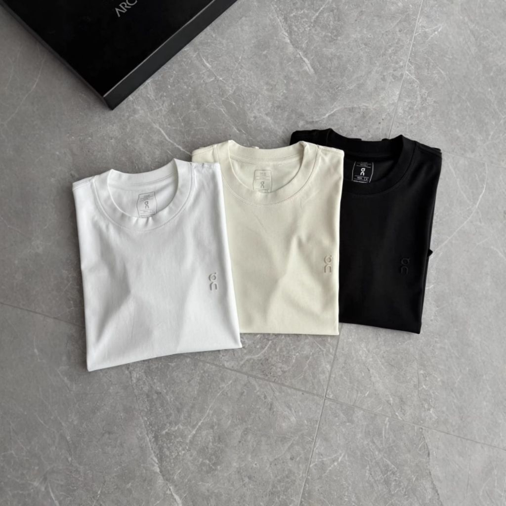 OnCloud เสื้อยืดแขนสั้นปักโลโก้ขนาดเล็ก
